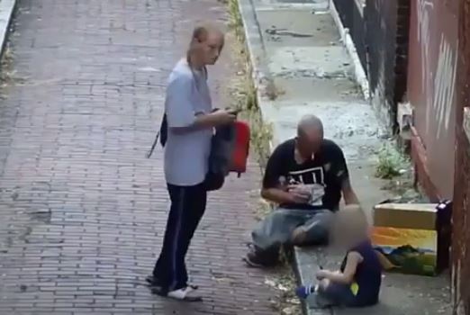 كاميرات المراقبة تلتقط فيديو لأم تتعاطى المخدرات أمام طفلها.. اليكم ما حصل!