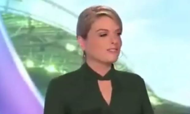 بالفيديو - مذيعة تسقط عن الكرسي على الهواء.. وردّ فعلها لا يصدق!