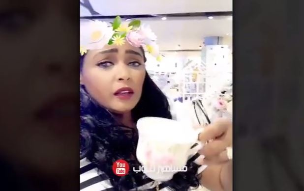 بالفيديو - وعد تحدث ضجة بتصرفاتها الغريبة داخل المول.. ما فعلته لا يصدق!