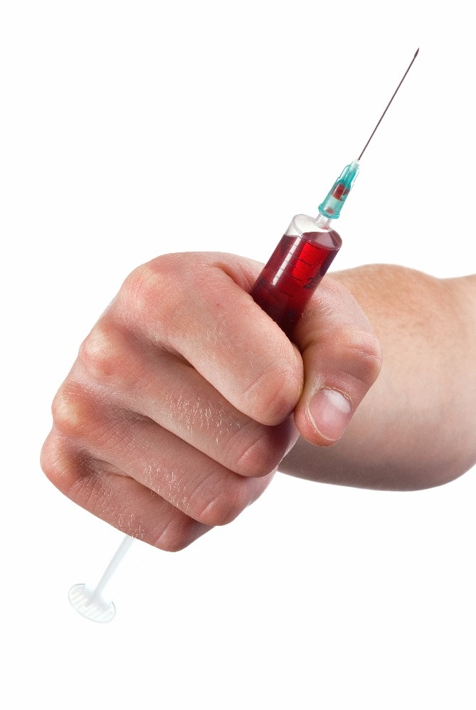 يمني ينقل مرض الإيدز عمداً إلى أشخاص آخرين... إنتبهوا للطرق التي يستخدمها!