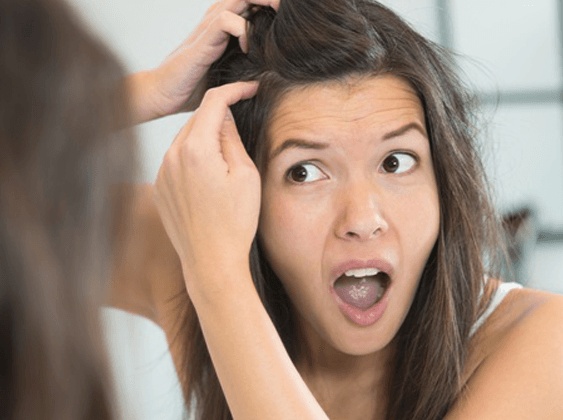 هل قطع الشعر الأبيض يؤدي الى زيادة عدده... وكيف يمكنك إخفاءه من دون صبغة؟