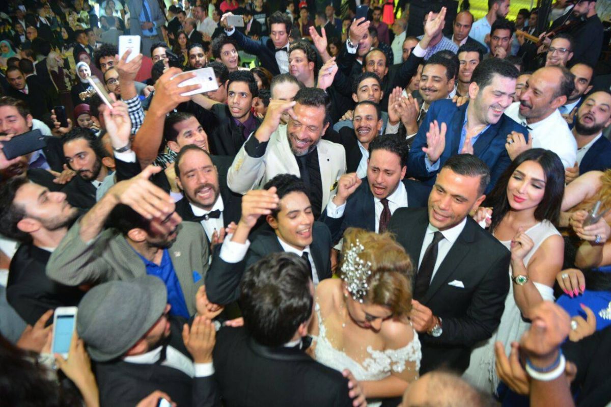 بالصور - دنيا سمير غانم ومحمد عادل إمام ونجوم الفن يرقصون في زفاف نجم مسرح مصر... ما رأيكم بإطلالات النجمات؟!