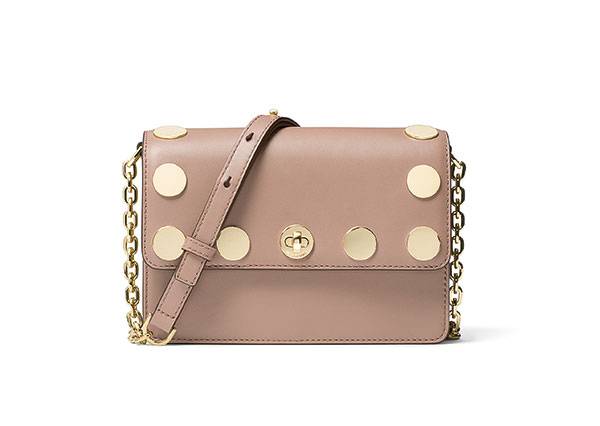 حقائب تتعلقين بها