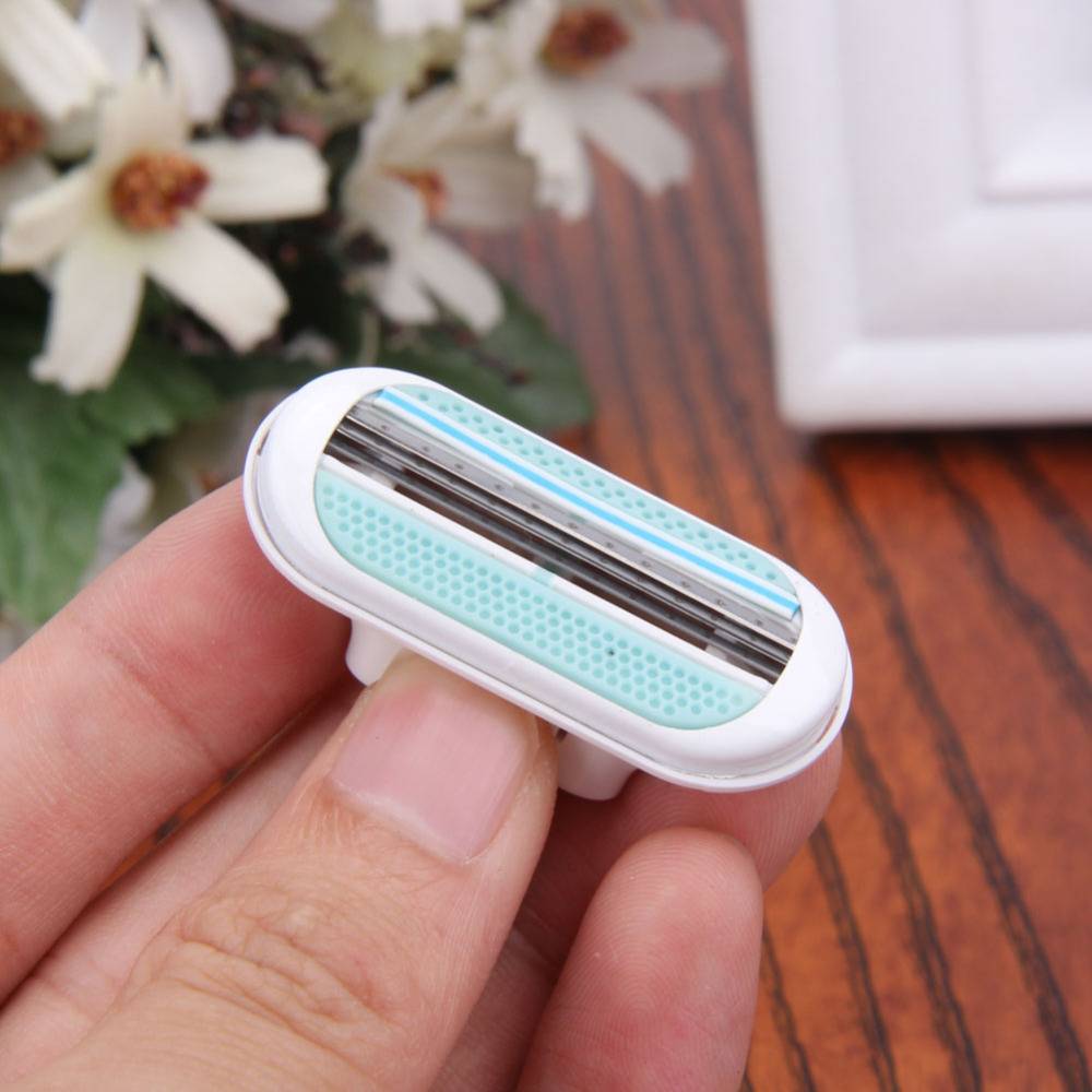 أفضل نصيحة لتبقى بشرتك ناعمة بعد إزالة الشعر الزائد بالشفرة... إفعلي ذلك في هذا الوقت فقط