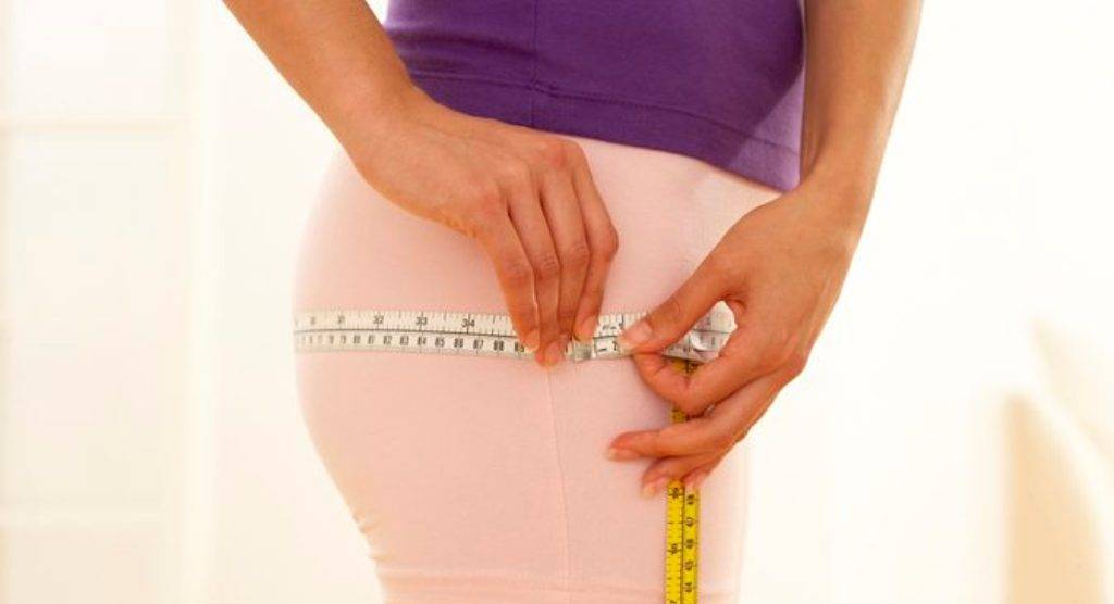 لتحصلي على وركين نحيفين... حركي ساقيك بهذه الطريقة لبضع دقائق يومياً