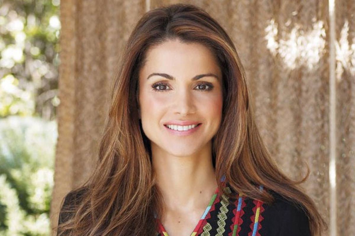 بالصور - الملكة رانيا بلحظة عفوية مع الأمير هاشم والأميرة سلمى