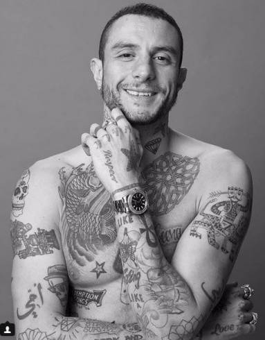 بالصور - بعد التاتو الذي ملأ جسمه مفاجأة جديدة من أحمد الفيشاوي!!