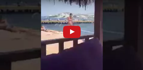 تركية تنشر فيديو خلال صلاتها بملابس البحر على الشاطئ!