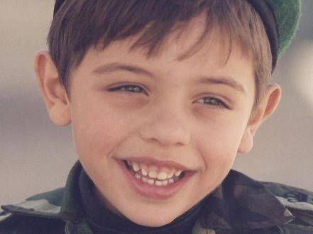 بالصورة - هذا الطفل أصبح أميراً عربياً وسيماً... خمنوا من هو