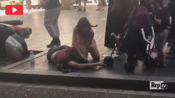 فيديو مروّع  للحظات الهروب والرعب من عملية الدهس وسط برشلونة!