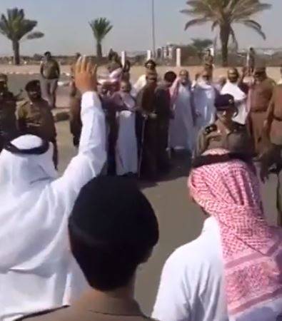 فيديو مؤثر - سعودي ينقذ قاتل ابنه من الموت.. شاهدوا ماذا فعل!!