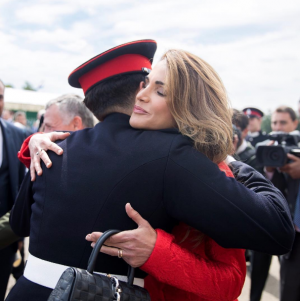 بالصور - شاهدوا ماذا ارتدت الملكة رانيا في تخرّج ابنها... وكلمات مؤثرة من الملك ومنها!