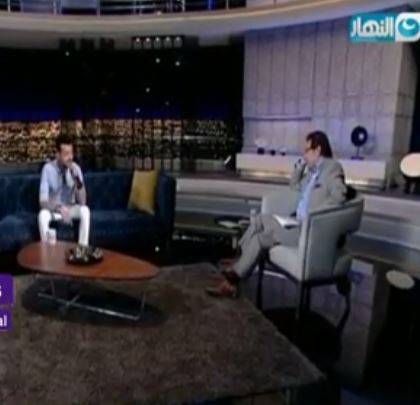 بالفيديو - لحظة إنهيار نجم مصري على الهواء بسبب أمه.. شاهدوا ردّ فعل المذيع الغريب!