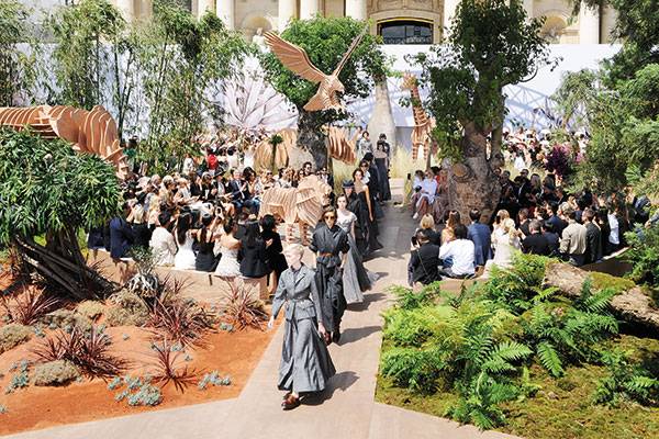 Dior
Haute Couture مجموعة التصاميم المترفة لخريف وشتاء 2017 - 2018 
استعارات خيالية لأرقى التصاميم