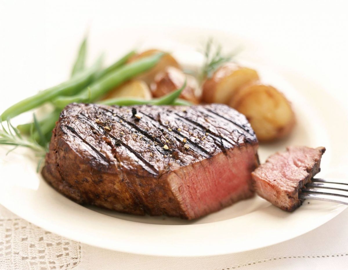 للحفاظ على نكهة اللحم اللذيذة... لا ترتكبوا هذه الأخطاء أثناء طهوه