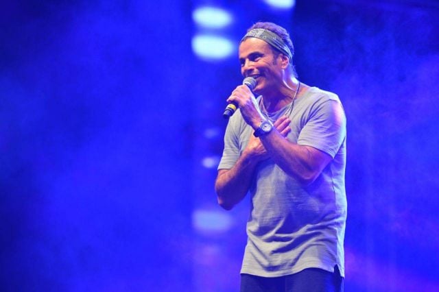 بالصور- عمرو دياب يخرج عن صمته للمرة الأولى ويتحدث عن غنائه لدينا الشربيني