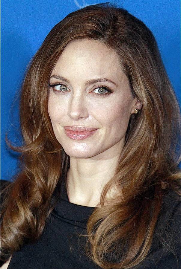 نجمات يعانين من عقدة مظهرنّ الخارجي... ما لا تحبه أنجلينا جولي في شكلها سيذهلكم!!