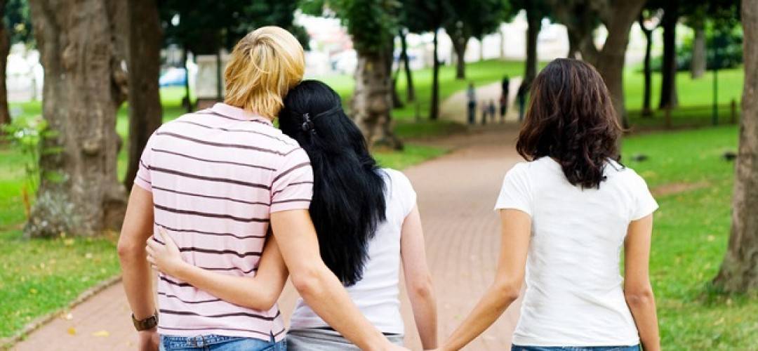 بالفيديو – اكتشفتا أنهما تحبان الرجل نفسه... شاهدوا كيف انتحرت هاتان الشقيقتان بطريقة مروعة