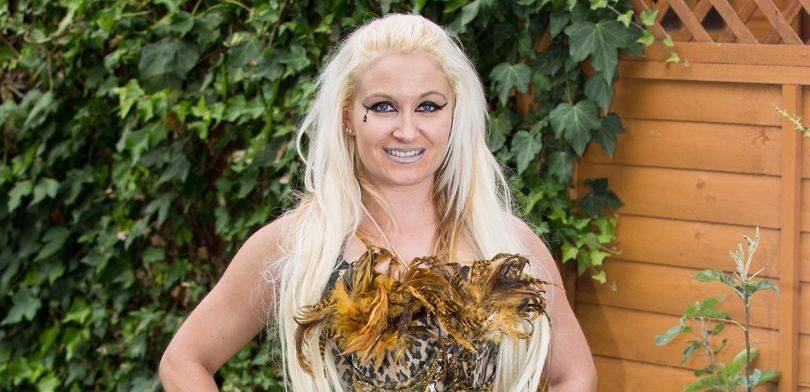 بالصور - سيدة تصدم العالم بليونة جسمها.. تحشر نفسها داخل جرّة!!