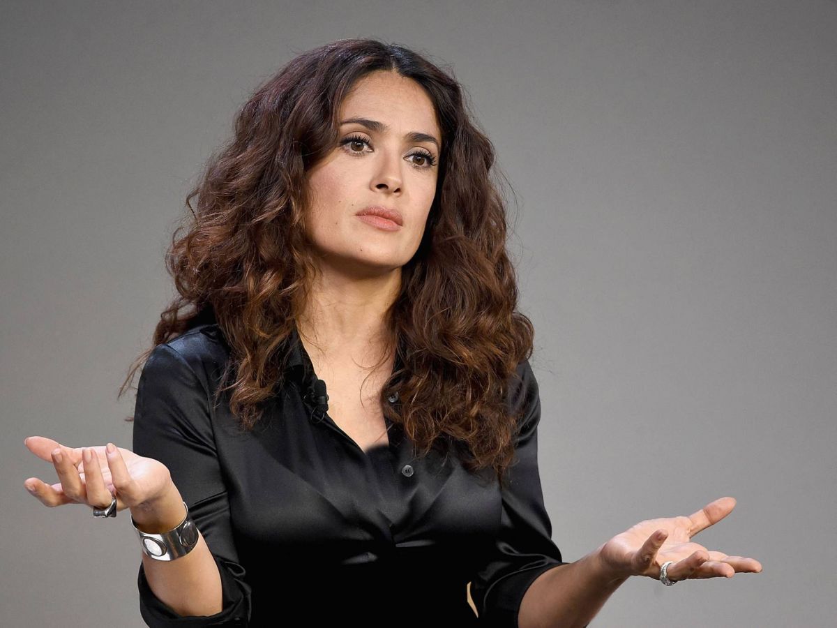 بالفيديو -  سلمى حايك تكشف سرّ عمليات التجميل التي خضعت لها... عمرها الحقيقي سيصدمكم