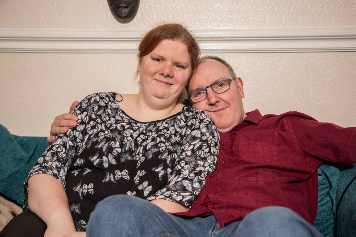 تصدر منها رائحة السمك رغم استحمامها 4 مرات يومياً... إكتشفوا مأساة هذه المرأة ومرضها النادر