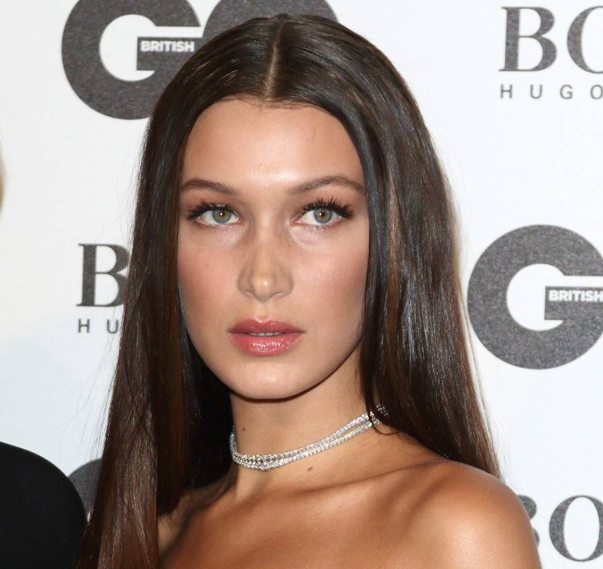 بالصور - بيلا حديد تفاجئ العالم بتسريحة شعرها الجديدة.. شاهدوا جمالها