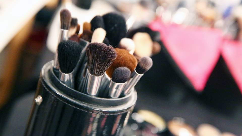 لم تنظف أدوات الماكياج فتشوّه جمالها... إليكم نصيحتها كي لا تعيشوا هذا الألم