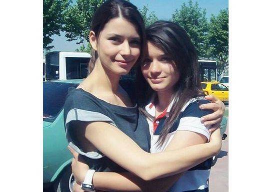 بالصور - خمّنوا من هي بيرين سات في الصورة... الشبه لا يصدق!