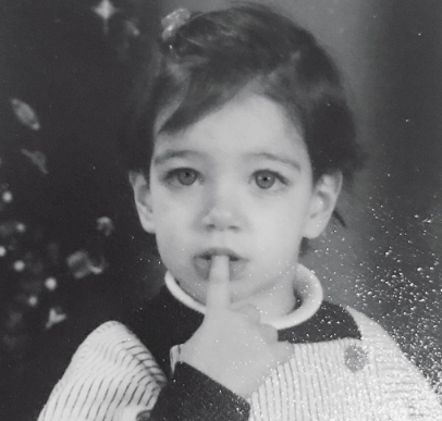 بالصورة - هذه الطفلة أصبحت نجمة عربية بغاية الجمال.. خمنوا من هي