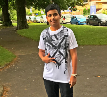 طفلٌ إماراتي يشعل 