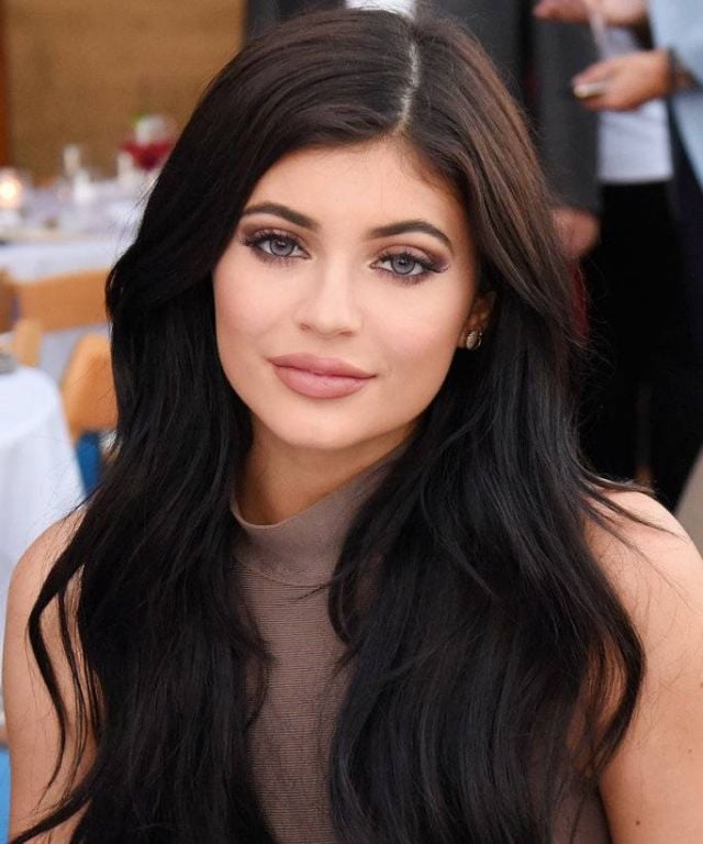 بالصور والفيديو - كايلي جينر تحتفل بعيد ميلادها الـ20.. لن تصدقوا بأي طريقة أيقظها حبيبها من نومها