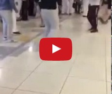 بالفيديو - عراك وطعنات بالخنجر في مول في السعودية.. وهذا هو عدد الإصابات