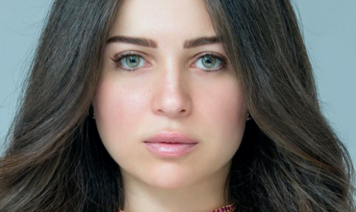 مي عز الدين تكشف اخيراً لون عينها الحقيقي... ومفاجأة خاتم الخطوبة في اصبعها!