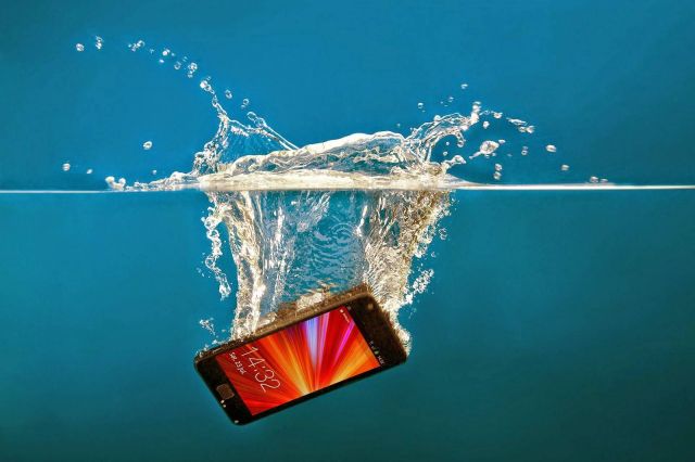 تحذير-لا تستخدموا مجفف الشعر على الهاتف المبلل بالماء... هذا ما يجب أن تفعلوه بالتحديد