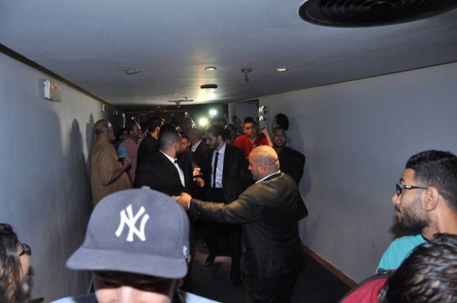 بالصور - نجم مصري يستعين بحراس لتأمينه.. ما القصة؟