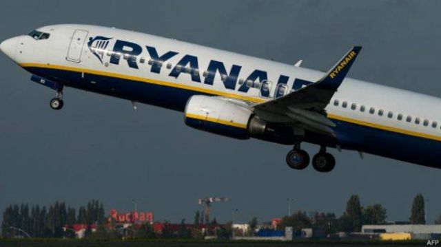 ذعر وإخراج ركاب الطائرة بسبب مزحة... اليكم التفاصيل!