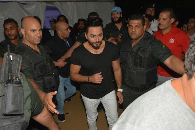 بالصور - مفاجأة غريبة من تامر حسني في حفلته.. شاهدوا ماذا فعل!؟