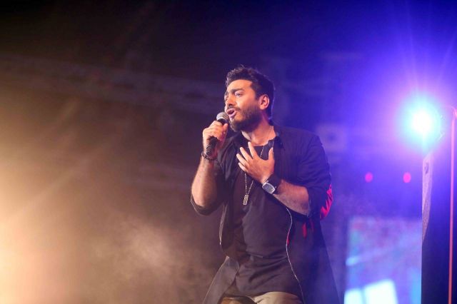 بالصور: من الفتاة التي سمح لها تامر بالغناء بجواره على المسرح؟