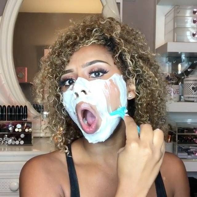 بالفيديو - هدى قطان تقدم لك هذه النصيحة الغريبة... أحلقي وجهك كالرجال لهذا السبب!