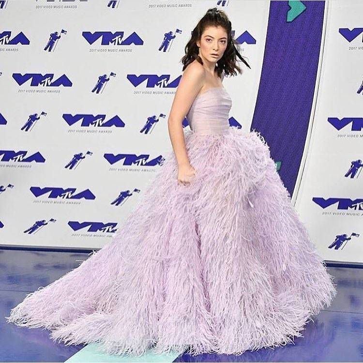 إطلالات النجمات في حفل 2017 MTV Video Music Awards ... ونجمة تصدم الجميع بربطة العنق الرجالية