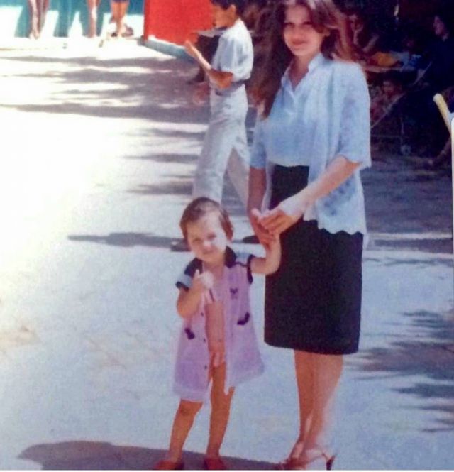 بالصورة - هذه الطفلة أصبحت نجمة شهيرة... رسالتها إلى والدتها مؤثرة جداً