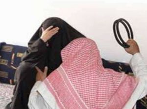 خليجي يقتحم جلسة نسائية ويوسعهن ضرباً... ماذا فعلت زوجته؟!