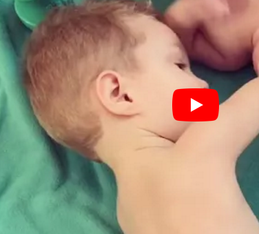 فيديو مؤثر - طفلٌ فاقد الذراعين يأسر قلوب العالم... ستصدمون بتصرفه مع شقيقه الرضيع!!