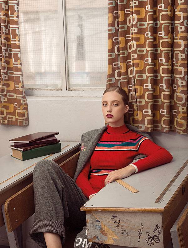 بذلة من القماش الصوفي من Natasha Zinko. كنزة صوفية مخططة حمراء من TOME.