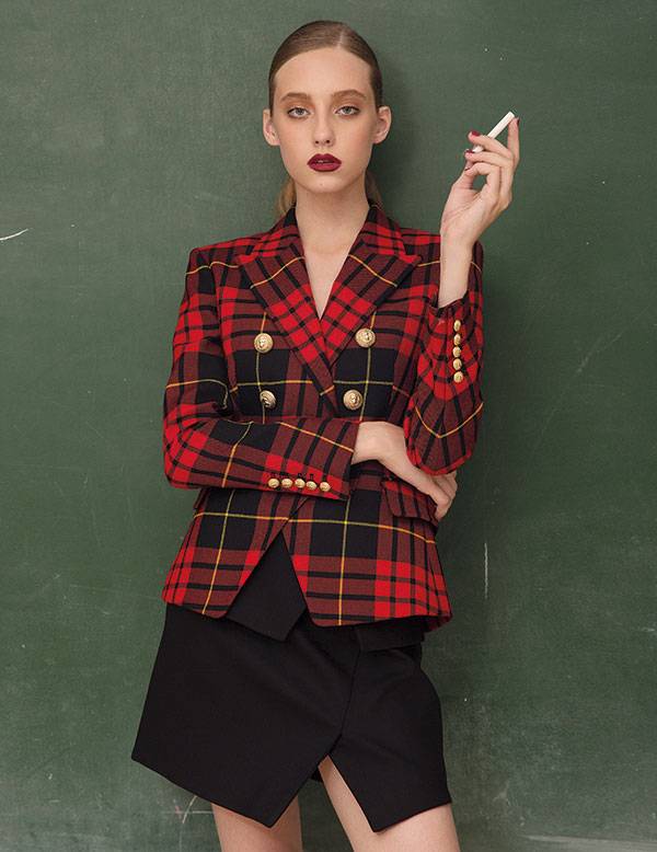 تنورة قصيرة وسترة من القماش الصوفي المطبع بالمربعات من BALMAIN.