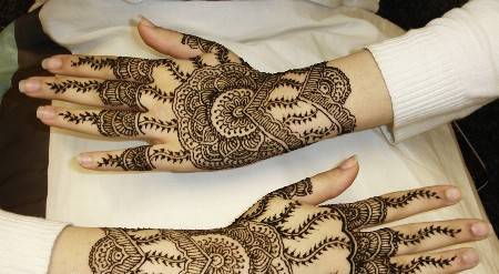 بالصور - أجمل نقوش الحناء لإطلالة أنثوية راقية في عيد الأضحى.. اختاري ما يناسبك