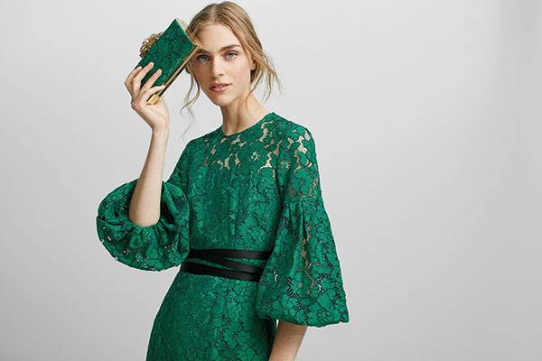 الدانتيل لأنوثة مترفة مع مجموعة فتاة الدانتيل الرائعة من CH Carolina Herrera