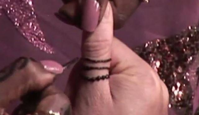 بالفيديو- مذيع مصري يثير الجدل بتجربة غريبة على الهواء!!