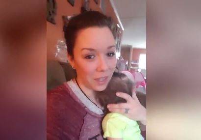 فيديو طريف - شاهدوا ردّ فعل هذه الطفلة بعد سماع صوت والدتها!