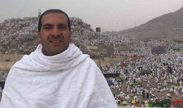 الداعية الإسلامي عمرو خالد يتصدر مواقع التواصل بسبب صورة بالحج.. اليكم التفاصيل!!